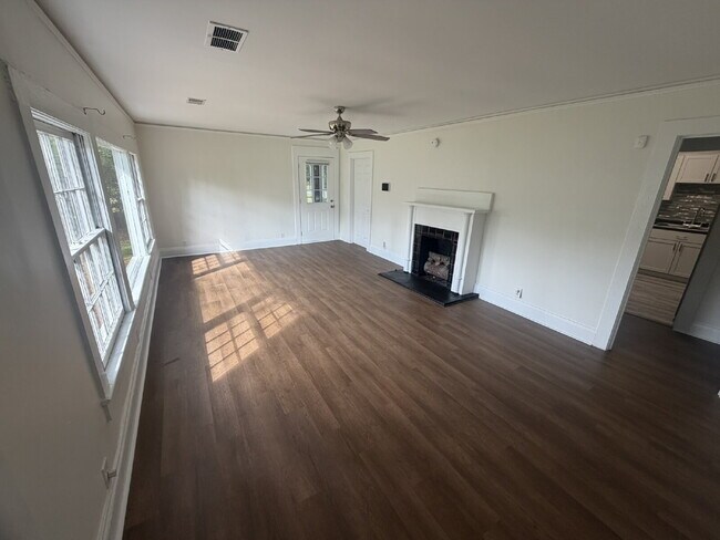 Building Photo - House for Rent