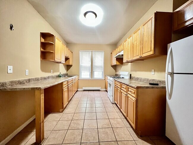 238 Leslie Unit 1R - 240 Leslie St