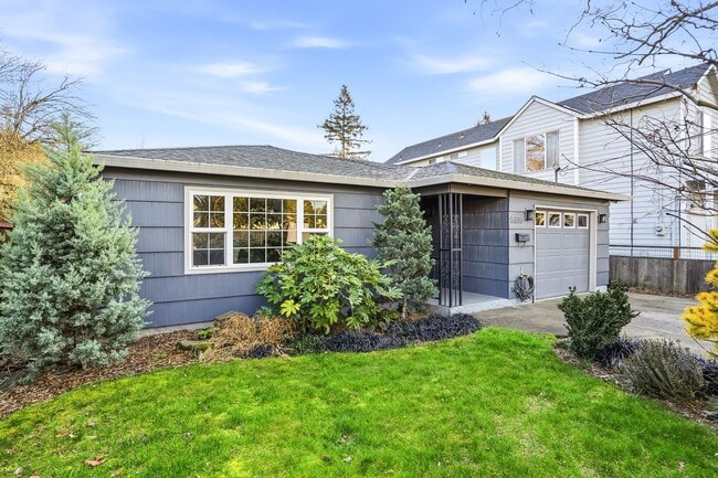 Foto del edificio - Charming SE Portland Bungalow with Dreamy Backyard Retreat & Stylish Updates