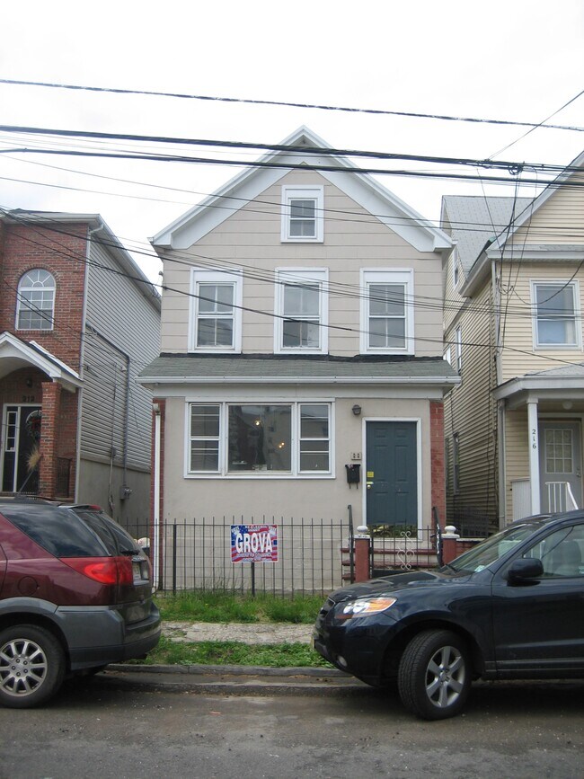 Building Photo - 214 Clark Pl