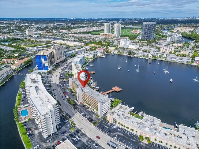 Foto del edificio - 400 Golden Isles Dr