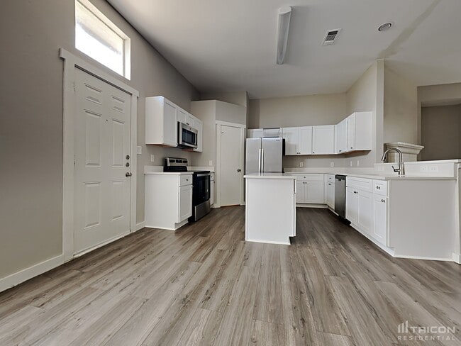 Building Photo - 200 Oaklawn Dr