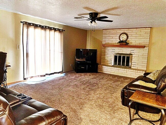 Building Photo - 3 Bedroom, 2 Bath, 2 car garage