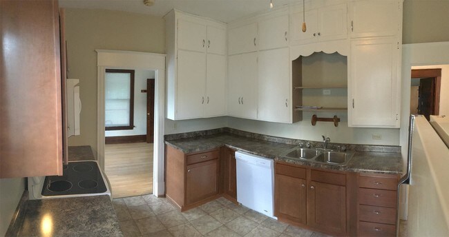 Building Photo - 1044 College St N