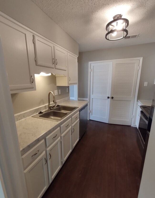 Building Photo - Spacious 2 bedroom, 2 bath town home for lease