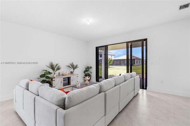 Foto del edificio - 5061 Penella Ave