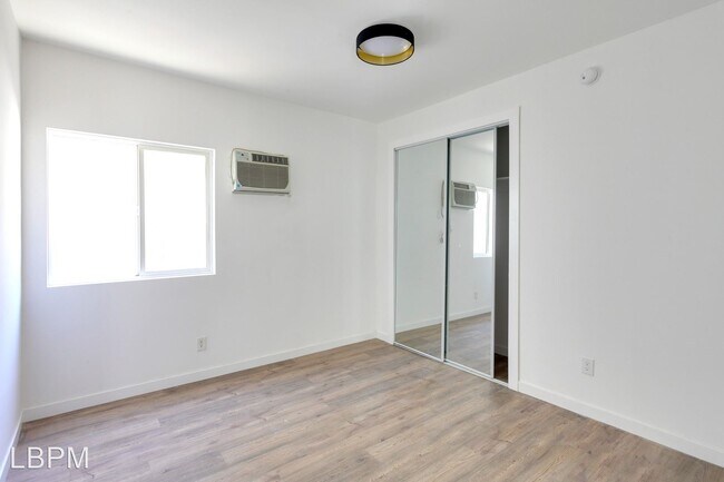 Foto del edificio - 957-961 N Vendome St