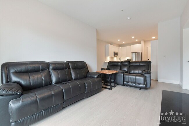Photo du bâtiment - 2 Bed, 2 Bath Condo for Rent in Langley!