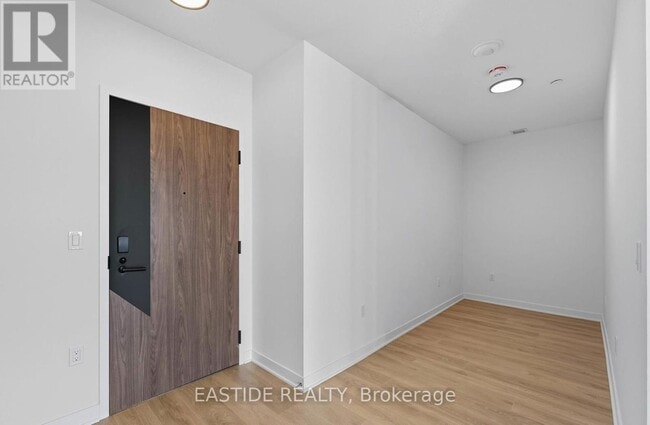 Photo du bâtiment - 1037 The Queensway