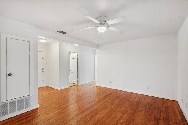 Foto del edificio - 3-Bedroom + Flex Space in Quiet Neighborho...