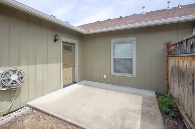Building Photo - 741 SW Kinsington Ct