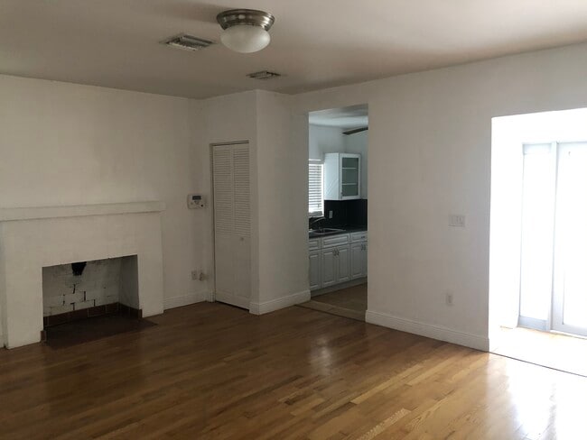 Building Photo - 560 NE 71st St
