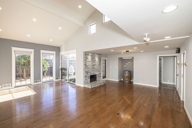 Foto del edificio - Beautifully Appointed 5 Bed, 4 Bath Executive Home