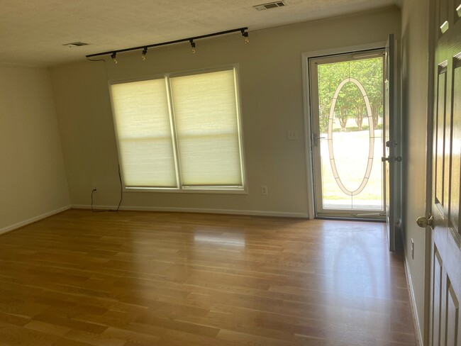 Building Photo - 6060 Pine Mountain Ct