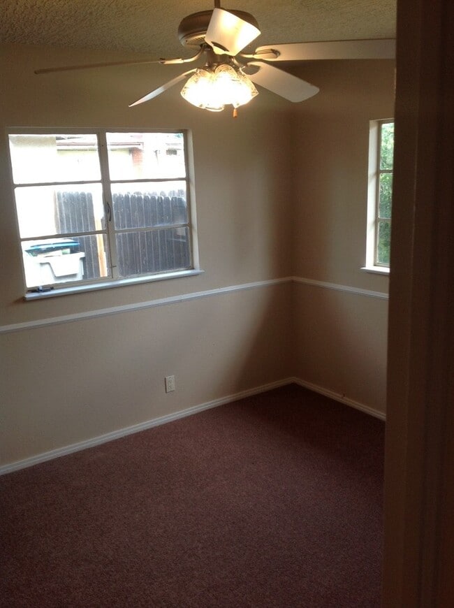 Foto del edificio - Available Soon!