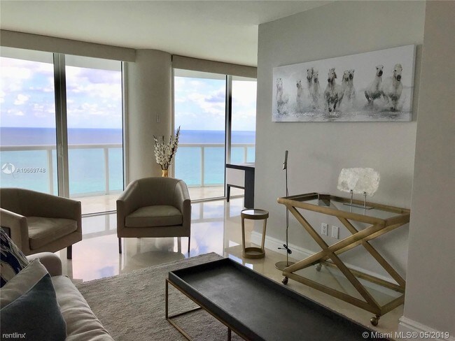 Foto del edificio - 6365 Collins Ave