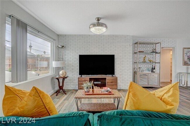 Foto del edificio - MODERN SINGLE STORY NESTLED IN HUNTRIDGE N...