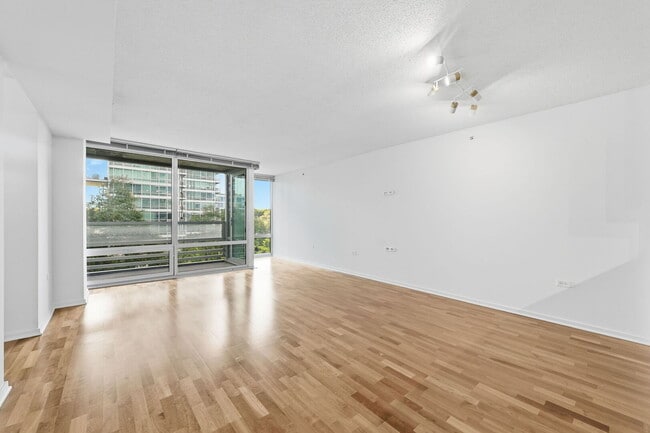Foto del edificio - 9725 Woods Dr