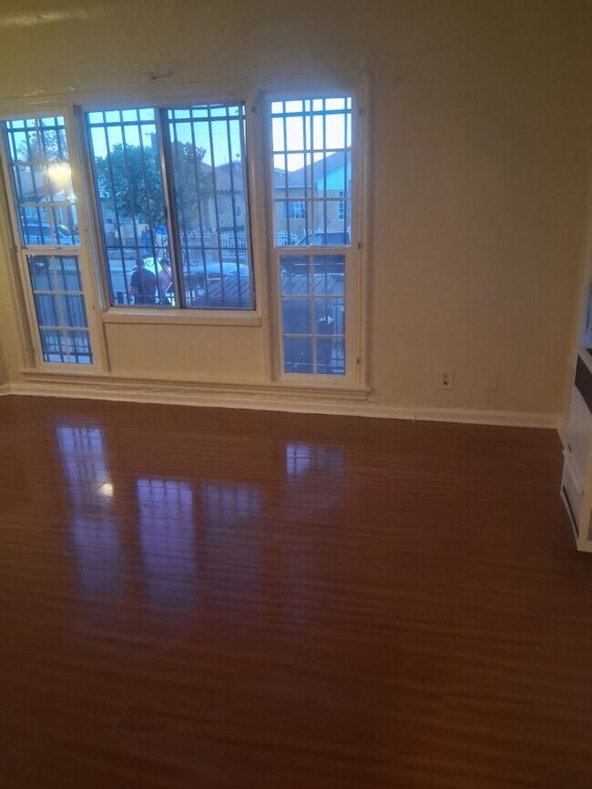 Building Photo - 705 W 41st Pl