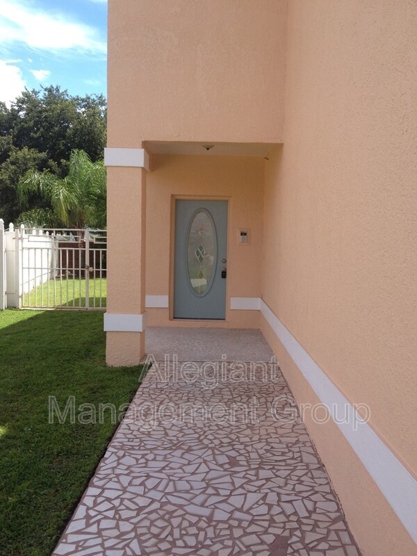 Building Photo - 2315 Santa Lucia St