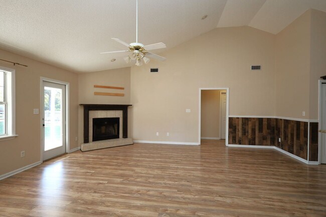 Foto del edificio - 4349 Summerlin Dr