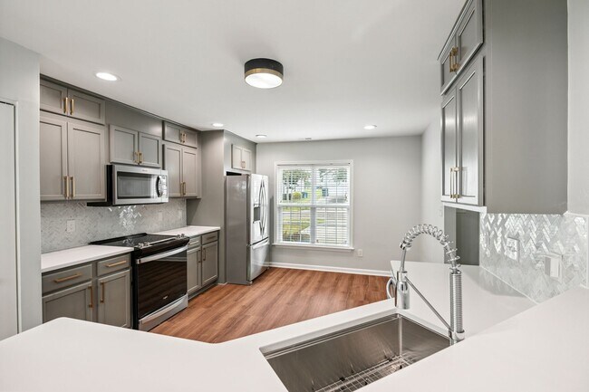 Foto del edificio - 3 bedroom townhome in Brier Creek- Availab...