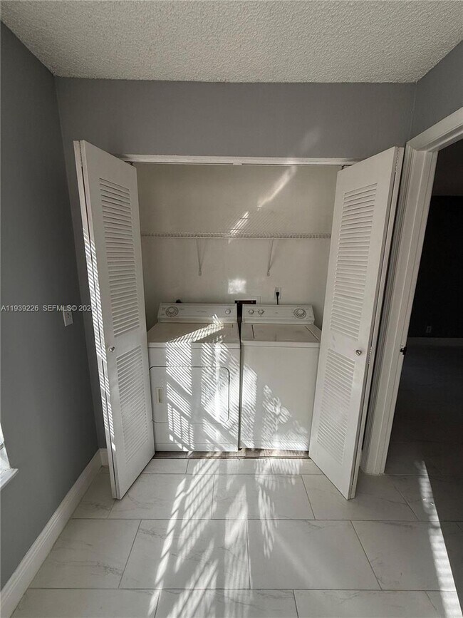 Foto del edificio - 3450 Pinewalk Dr N