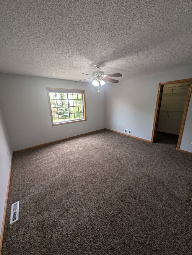 Foto del edificio - Updated 3BR Townhome in Eagan – Close to S...