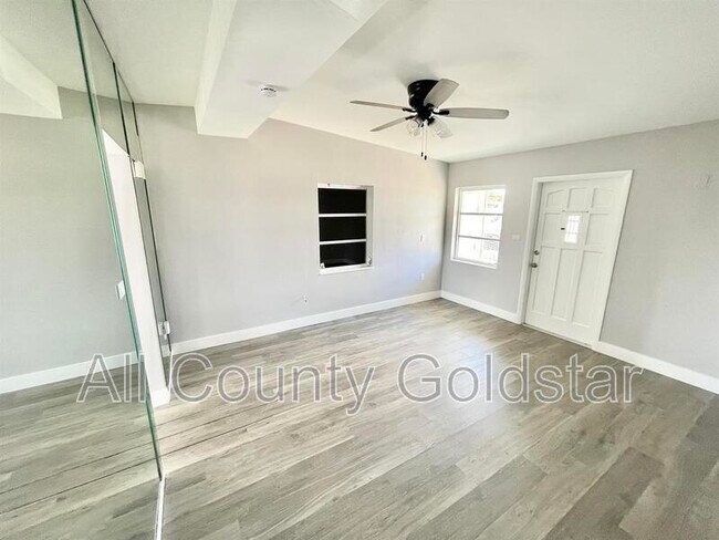 Foto del edificio - 3436 Lucerne Terrace