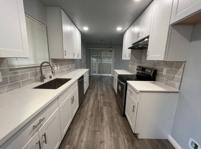 Building Photo - Updated Elk Grove Home on Large Lot
