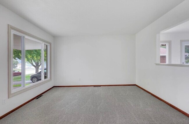 Building Photo - 730 6th Ave S