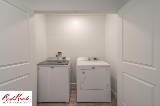 Building Photo - NEW 3 Bedroom 2 Bathroom Townhome in Long ...