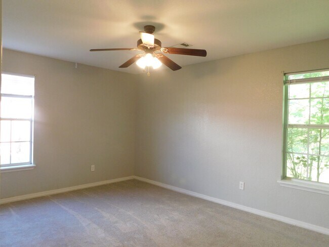 Building Photo - Charming 3 Bedroom 2 Bath House Located in a Beautiful Neighborhood