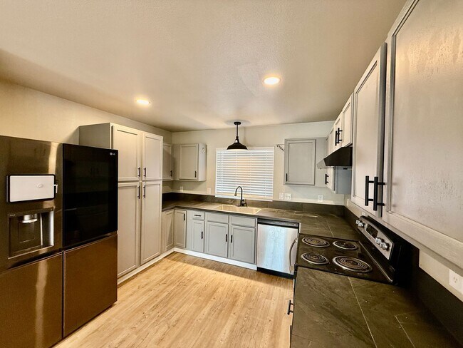 Foto del edificio - 4631 Fencer Rd