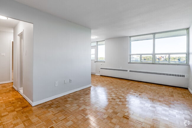1BR, 1BA - 529SF - Living Room - 100 Spadina Road
