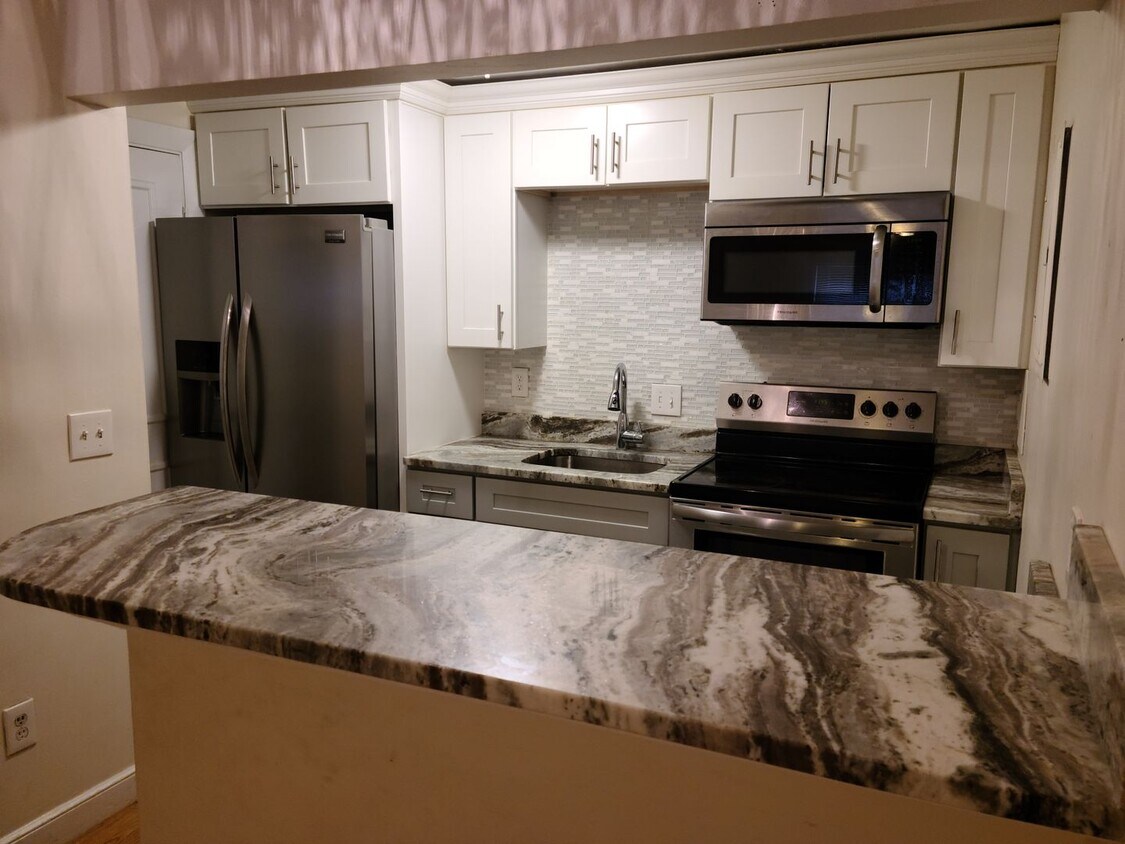 Foto principal - Off Street Parking - Walk to T stop and Wh...