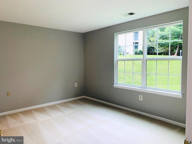 Building Photo - 10022 Vanderbilt Cir