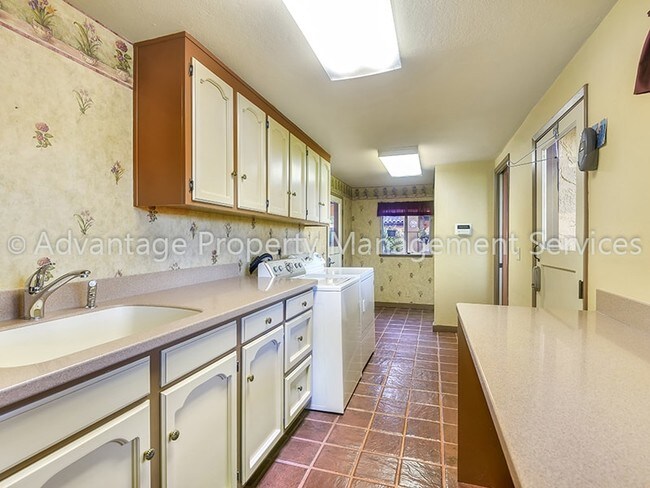 Foto del edificio - 737 Happy Valley Rd