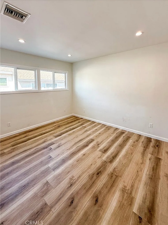 Foto del edificio - 10430 Densmore Ave