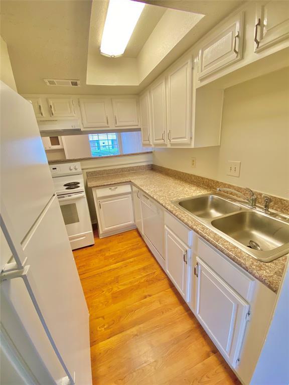 Foto del edificio - 7700 Creekbend Dr
