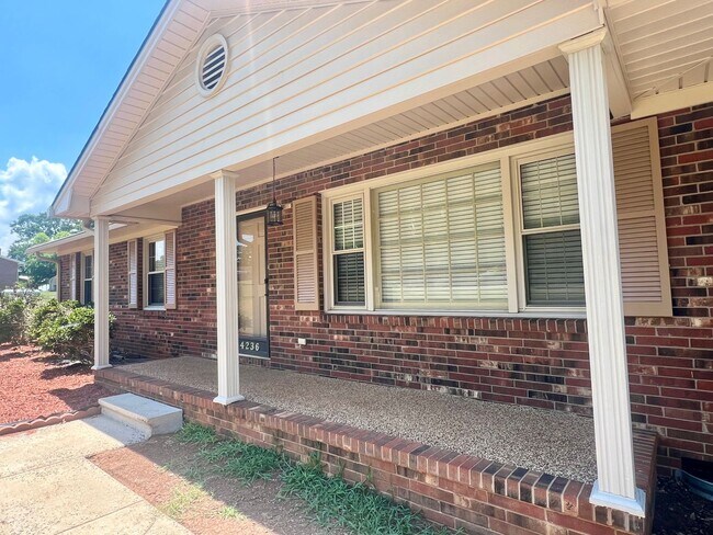 Foto del edificio - Three bedroom, 1.5 bath house in Southern ...