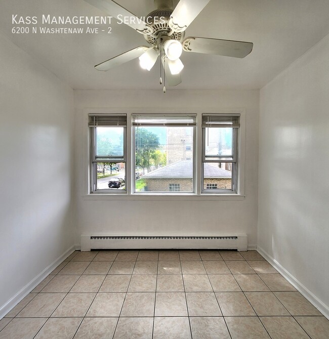 Building Photo - Spacious 3 bedroom flat in West Ridge with...