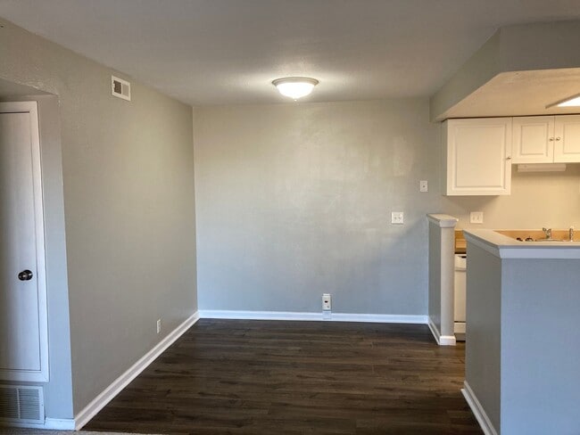 Building Photo - Beautifully Renovated 2-Bed, 2-Bath Condo ...