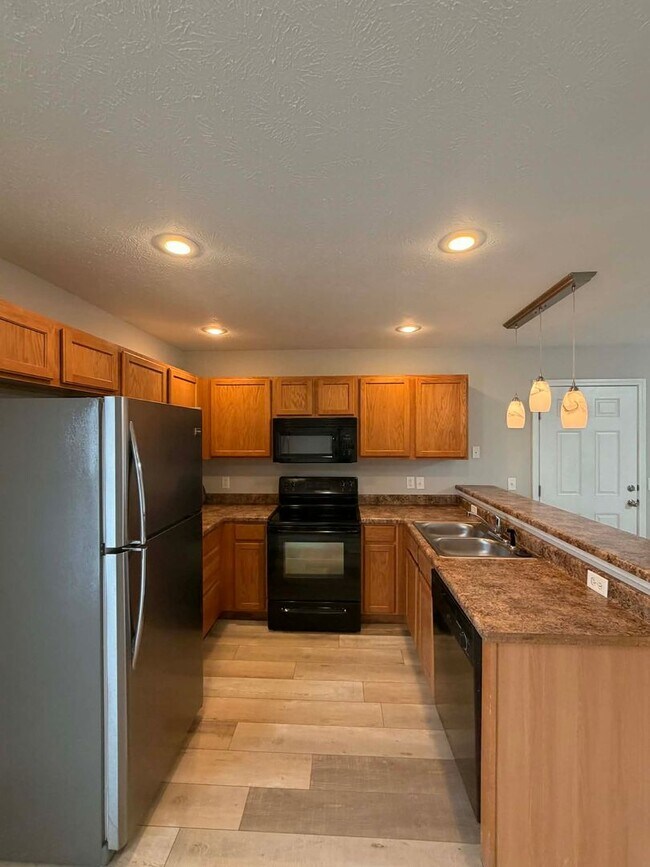 Foto del edificio - BEAUTIFUL 3 BEDROOM / 2 BATHROOM HOUSE IN JOPLIN MO- 2 CAR GARAGE!!