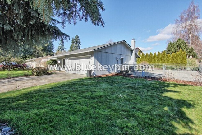 Building Photo - 3 Bed, 2 Bath Home in Battle Ground with Fully Fenced Backyard