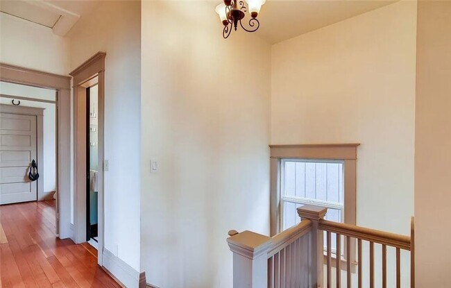 Building Photo - 3 Bed, 1 Bath apartment. Experience the Be...