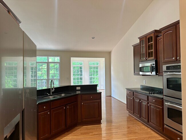 Building Photo - Fantastic custom built home in the exclusi...