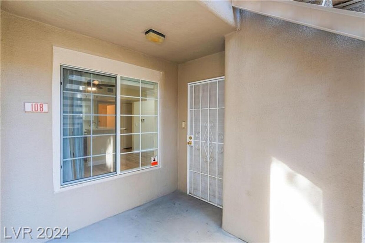 Foto principal - Remodeled Downstairs 2-Bedroom / 2-Bathroo...