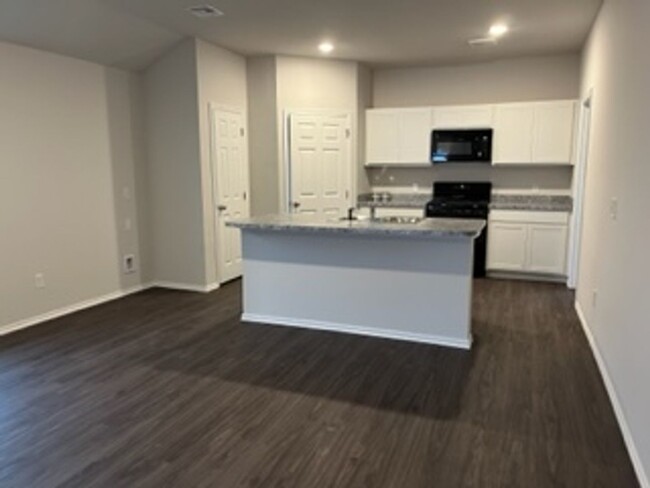 Foto del edificio - FIRST MONTH FREE - Beautiful New Home!