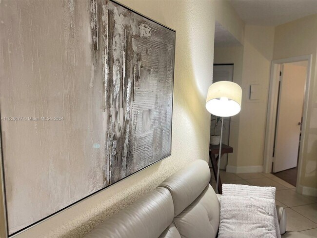 Foto del edificio - 6491 Via Regina